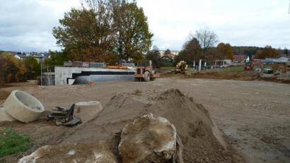 Bild: Portner
Die vielen Regentage warfen den Zeitplan bei den Arbeiten unterhalb des Freibadgeländes etwas zurück. Doch wenn es die Witterung zulässt, soll der städtische Kindergarten in Holzständerbauweise noch heuer aufgestellt werden. Derzeit sind die Bauarbeiter mit der Planierung des Baugrunds oberhalb des betonierten Kellers beschäftigt.