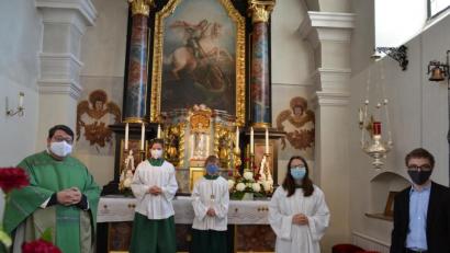 Bild: gi
Jakob Meier (Mitte) wurde am Sonntag in der Schar der Ministranten in der Kirche St. Georg in Etzgersrieth aufgenommen. Dazu gratulierten Pfarrer Udo Klösel und Michael Steinhilber sowie die Ministranten, die Schwester Maria Meier und Lena Weiß (von links).