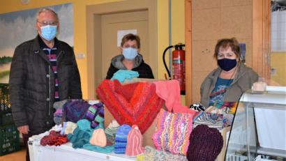 Bild: rgr
Ingrid Meyer vom Strickkreis Süßenweiher (Mitte) bringt warme Spenden für die kalte Jahreszeit in den Bürgerladen Grafenwöhr.