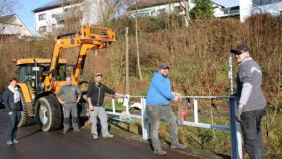 Bild: prh
Auf Initiative der Eisstockschützen mit Spartenleiter Marco Hausner und Vorsitzendem Michael Kühnel (Zweiter und Dritter von links) wurde unter Mithilfe von Johannes Herter und Johannes Humig (von rechts) sowie Fabian Stich (auf dem Traktor) wurde das marode Brückengländer der Bergmühlbrücke erneuert. Zweite Bürgermeisterin Tanja Kippes war voll des Lobes für die Initiative der Eisstockschützen.