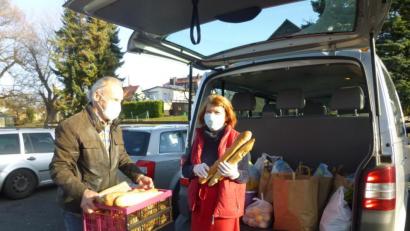 Bild: bir
Wolfgang Kellner von der Nachbarschaftshilfe Bärnau belädt zusammen mit Mila Braun von der Mitterteicher Tafel den Kleinbus, bereitgestellt von der Stadt Bärnau, mit Lebensmitteln. Diese werden jeden Samstag oder Mittwoch nach Bärnau gebracht und an Bedürftige in der Großgemeinde verteilt, die diese Lebensmittel gut gebrauchen können.