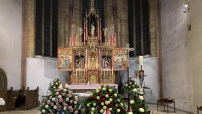 Bild: Bernd Hofmann/exb
Die Kränze, die gewöhnlich am Kriegerdenkmal niedergelegt wurden, waren heuer vor dem Altar der Pfarrkirche platziert.