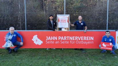 Bild: mez
Ein Trikot mit allen Unterschriften der Jahn-Spieler der aktuellen Mannschaft der 2. Bundesliga brachte Sebastian Blödt (Zweiter von links) nach Immenreuth als Gastgeschenk mit. Vorsitzender Jürgen Lautner (rechts daneben) freute sich mit seinem Stellvertreter und Jugendleiter Stefan König (rechts) über die Jahn-Kooperation, genauso wie SV-Ehrenamtsbeauftragter Roman Melzner (links).