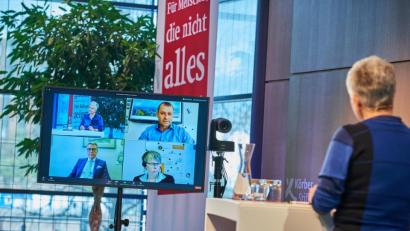 Bild: Körber-Stiftung/exb
Moderatorin Karin Haist im Austausch mit Teilnehmern der Fachtagung. Gefragter Gesprächspartner ist auch Bürgermeister Franz Stahl.