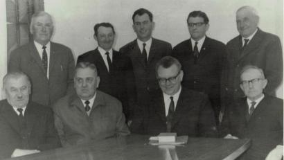 Bild: gi (Archiv)
Verantwortungsvoll führten Bürgermeister Johann Scheuerer und seine Gemeinderäte Moosbach durch die schwierige Zeit der Gebietsreform vor 50 Jahren. Vorne von links: Johann Rappl, Karl Schmidt, Bürgermeister Johann Scheuerer, Leopold Bergmann. Hintere Reihe von links: Baptist Balk, Fritz Kick, Josef Kemnitzer, Johann Steger und Anton Hierold.
