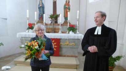 Bild: bk
Mesnerin Erika Striegl bekommt von Pfarrer Matthias Weih für ihren Dienst eine Ehrung.