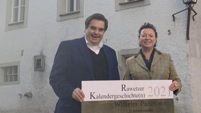 Bild: Sebastian Macht/exb
Das markante Fachwerkhaus in der Braustraße (Hintergrund) war lange Wohn- und Werkstätte der Wagnerfamilie Klughardt. Mary Möller-Hartung und Sebastian Macht stellten die "Rawetzer Kalendergeschichte(n) 2021" vor, die sich mit altem Handwerk beschäftigen.