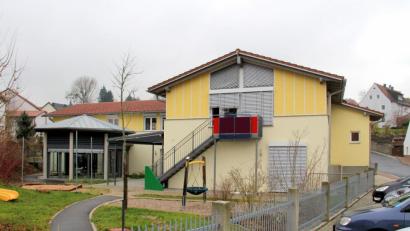 Bild: njn
Die Raben- und Storchengruppe der viergruppigen Kinderkrippe stehen mitsamt ihrer Erzieherinnen unter Quarantäne. Der Betrieb in den beiden Gruppen im Obergeschoss läuft regulär weiter.