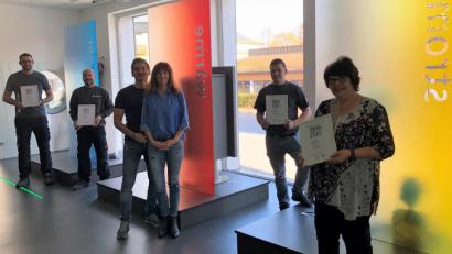 Bild: Firma Schmeller Installations-GmbH/exb
Treue Mitarbeiter der Firma Schmeller Installations-GmbH sind jetzt unter Einhaltung der Corona-Beschränkungen geehrt worden. Von links Christian Hopfner, Gerhard Hecht, Geschäftsführer Matthias Schmeller mit Ehefrau Tanja, Sven Gruber und Silvia Stark.