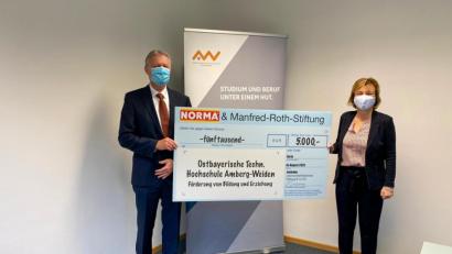 Bild: Märtin/OTH Amberg-Weiden/exb
Anton Gleixner, Niederlassungsleiter des Norma-Zweigbetriebs Regenstauf, überreicht an die OTH- Vizepräsidentin Professorin Christiane Hellbach einen Spendenscheck über 5000 Euro.