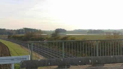Bild: lnz
Blick von der Bahnbrücke zwischen Oberteich und Triebendorf: Die Freiflächen-Solaranlage soll in dreieckiger Form auf dem Acker zwischen der Bahnlinie und den Teichen im Hintergrund entstehen.