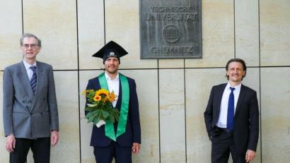 Bild: exb
Dr.-Ing. Florian Uhrig (Mitte), Prof. Dr.-Ing. Thomas von Unwerth von der TU Chemnitz (rechts) und Prof. Dr. Peter Kurzweil von der OTH Amberg-Weiden (links) nach Rigorosum, Promotionsvortrag und Disputation an der Technischen Universität Chemnitz.