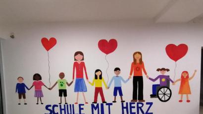 Bild: gsp
„Schule mit Herz“ heißt es an einer bunt bemalten Wand im Gebäude der Albert-Schweitzer-Grundschule.