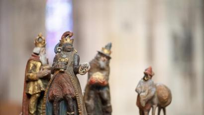 Bild: Sebastian Gollnow
Die Figur des Melchior (v) steht mit den anderen Figuren der Heiligen Drei Könige.