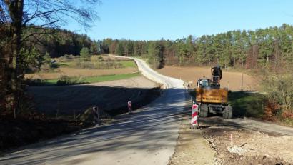 Bild: jp
Der Ausbau der Gemeindeverbindungsstraße zwischen Kastl und Utzenhofen soll im Mai/Juni kommenden Jahres abgeschlossen werden. Derzeit sind die Arbeiten an der Abzweigung nach Saugraben angelangt.