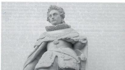 Bild: exb/Ott
Die Statue vor dem Luftmuseum Amberg zeigt Kurfürst Friedrich V. von der Pfalz, den "Winterkönig" und Dienstherrn von Leander Köferl.