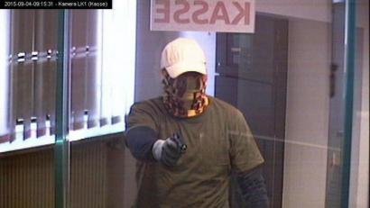 Bild: Kriminalpolizei Weiden
Das Fahndungsbild der Polizei. Im September 2015 überfiel ein Trio die Sparkassenfiliale in Tännesberg. Jetzt muss sich der mutmaßliche Fluchtfahrer vor Gericht verantworten.