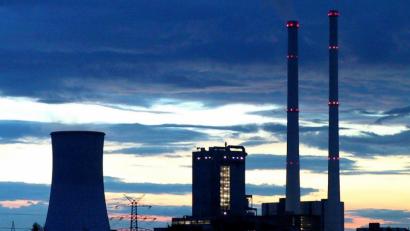 Archivbild: ggö
1970, also vor 50 Jahren, wurde der erste der beiden Kamine des Schwandorfer Bayernwerks errichtet, zehn Jahre später der zweite. Lange Zeit galten sie als Wahrzeichen der Stadt. 2005 wurden sie gesprengt.