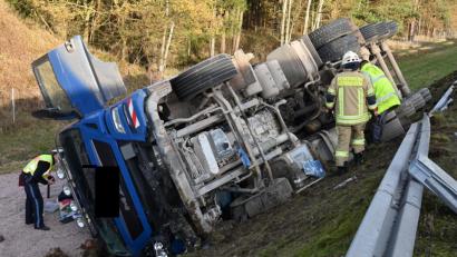 Bild: gf
Wegen eines geplatzten Reifens verunglückte der Lkw auf der A6.