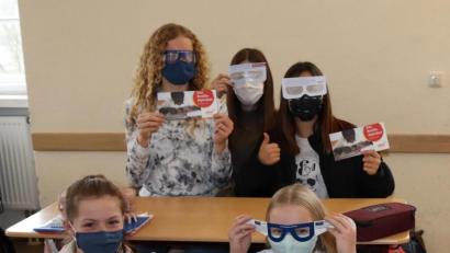 Bild: Mädchenrealschule Waldsassen/exb
Schülerinnen beim Selbstversuch mit der Sehstörungs-Brille. „Was nehme ich wahr, wenn 90 Prozent des Sehvermögens eingeschränkt sind?“