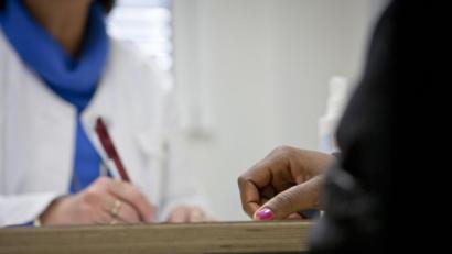 Bild: Frank Rumpenhorst
Reihenweise Atteste? Die Staatsanwaltschaft ermittelt gegen einen Arzt, der angeblich auch Maskengegner ohne wirklichen Befund vom Tragen der Maske befreit haben soll.