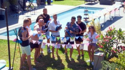 Bild: TVNOW
Welches Baby-Bild gehört zu welchem Mann? Der Weidener Daniel Bayer (Vierter von rechts) rät munter mit. Kinderleicht gestaltet sich die Eroberung der "Bachelorette" Melissa (rechts) trotzdem nicht.