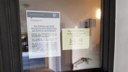 Bild: mp
Das Rathaus in Neunburg vorm Wald bleibt wegen den Corona-Pandemie geschlossen. Die Mitarbeiter sind aber per Telefon oder Mail erreichbar.
