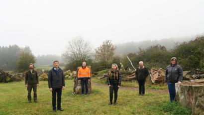 Bild: Nina Forster/exb
Am Ortsrand von Ursensollen soll ein Vogelparadies entstehen. Das Projekt stellen vor (von links): Ranger Jonas Nelhiebel, Bürgermeister Albert Geitner, Bauhofleiter Alfred Stich, Gemeindemitarbeiterin Nina Forster, Biodiversitätsbeauftragter Johann Schmaußer und die Geschäftsführerin des Naturparks Hirschwald, Isabel Lautenschlager.