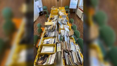 Bild: Polizeiinspektion Wunsiedel
31 Kisten Post hortete ein Postbote bei sich auf der Arbeit.