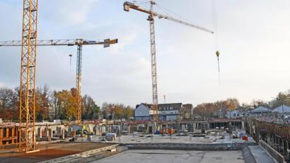 Bild: Gabi Schönberger
Drei Kräne versorgen inzwischen die Arbeiter auf der Baustelle des Quartiers "Neue Naabwiesen" mit Material. Im hinteren Bereich entsteht bereits die Schalung für die Decke der Tiefgarage, vorne wird der Guss weiterer Teile der Bodenplatte vorbereitet.