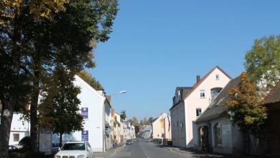 Bild: bjp
Wenn an der Bahnhofstraße ein neuer und moderner Einkaufsmarkt entsteht, dann soll auch die Straße selbst durch ein attraktiveres Erscheinungsbild auf das "Einkaufserlebnis" einstimmen. Hierfür hofft Bürgermeister Bernhard Stangl auf Zuschüsse aus der Städtebauförderung.