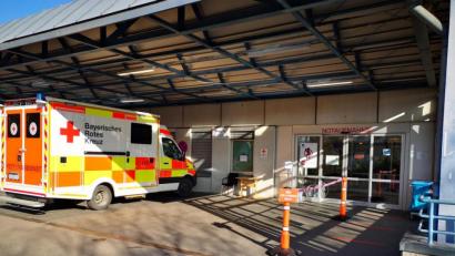 Bild: Dobler
Ein 30-Jähriger wollte seine Mund-Nasen-Bedeckung nicht korrekt aufsetzen. Er griff zum Pfefferspray und sprühte in der Notaufnahme im Schwandorfer Krankenhaus um sich.