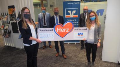 Bild: wmi
Ein Herz für die Vereine und Organisationen in ihrem Einzugsgebiet zeigt erneut die Volksbank Raiffeisenbank Nordoberpfalz eG. Regionalmarktleiter Stefan Schedl (Mitte) freut sich zusammen mit den Filialleitern Jessica Arnold, Richard Götz, Manfred Eller und Franziska Hero (von links), in diesem Jahr insgesamt 22.000 Euro aus den Erlösen des Gewinnsparens ausschütten zu dürfen.