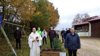 Bild: dpe
Pfarrvikar Christian Preitschaft (links) segnet den sanierten Kinderspielplatz in Atzmannsricht, hier zusammen mit dem Gebenbacher Bürgermeister Peter Dotzler (rechts), Ortsvorsteher Werner Kohl (Mitte), einigen Gemeinderäten sowie Bürgern im Hintergrund.