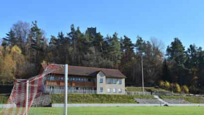 Bild: A. Schwarzmeier
Im Zeichen der Burg: Das Sportgelände des TSV Flossenbürg ist frisch und aufwändig saniert, leider nutzen die Anlage weniger Mannschaften als noch vor der Corona-Pandemie. Der Verein musste die A- und B-Junioren aufgrund Spielermangels abmelden.