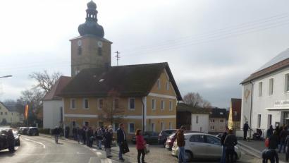 Bild: bk
Die Warteschlange reichte am Sonntag zur Mittagszeit bis zur evangelischen Martinskirche.