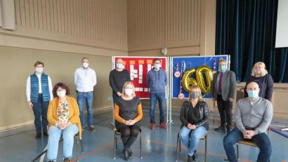 Bild: jzk
Konrektorin Sandra Hering hat für Schulleiter German Helgert (hinten, von rechts) eine sehr originelle Geburtstagsfeier organisiert. Als Vertreter der Schulfamilie gratulierten unter anderem Luitgard Witt, Doris Wolf, Christian Frischholz, Gertraud Burkhardt, Sebastian Vogel und Mathias Frischholz.