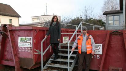 Bild: fpoz
Bürgermeisterin Margit Bayer und Bauhofleiter Artur Dziumbla beim Containerplatz auf dem städtischen Bauhof.