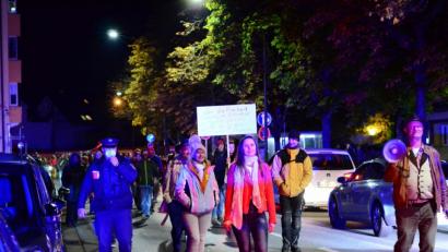 Bild: Helmut Kunz 
Der “Internationale Friedensmarsch” auf seinem Weg durch die Bürgermeister-Prechtl-Straße, wo die Parolen von Karl Hilz (rechts) von den Glocken der Josefskirche niedergeläutet wurden.