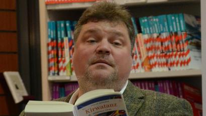 Archivbild: Helmut Kunz
Fabian Borkner (hier bei einer Lesung in Weiden mit dem Roman "Kirwatanz") stellt mit „Groumdeifl“ seinen vierten Oberpfalz-Krimi vor.