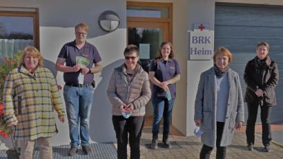 Bild: twi
Der Frauenbund lässt den "Helfer vor Ort" nicht Rm regen stehen: Unser Bild zeigt Jutta Schönberger, Tobias Böhnstedt, Ruth Höpfl, Christina Sachs, Heidi Schwendner und Stephanie Rosenberg (von links) bei der Spendenübergabe vor dem BRK-Heim.
