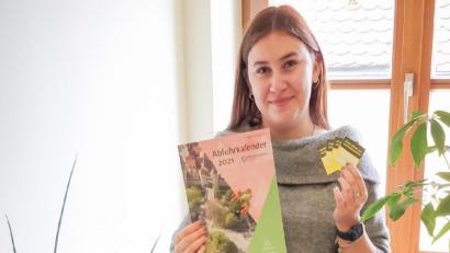 Bild: Stadt Amberg/exb
Die städtische Auszubildende Veronika Roth zeigt die neuen Ausgabecoupons, die man im nächsten Jahr abgeben muss, wenn man Nachschub an Gelben Säcke braucht. Die Coupons sind im neuen Abfuhrkalender enthalten, der ab 20. November in jedem Amberger Briefkasten zu finden sein wird. 	Bild: Stadt Amberg/exb