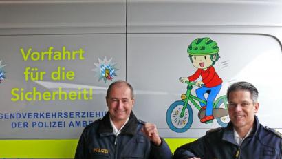 Bild: Polizei
Polizeidirektor Thomas Lachner (rechts) gratuliert coronakonform Verkehrserzieher Horst Strehl zur Pensionierung.