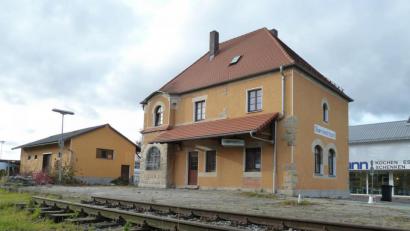 Bild: Portner
Der Dornröschenschlaf ist vorbei: Im historischen Bahnhofsgebäude in Oberviechtach werden künftig Gäste bewirtet. Der Bauausschuss begrüßt den Bauantrag zur Nutzungsänderung als Gaststätte. Umbauten sind mit dem Landesamt für Denkmalpflege abzustimmen.