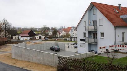 Bild: Wolfgang Steinbacher
Die Mauer am neu gestalteten Kümmersbrucker Dorfplatz gefällt nicht jedem. Sie war aber nötig, sagt der Bürgermeister. Und hofft, dass sie durch die geplante Begrünung etwas gefälliger wird.