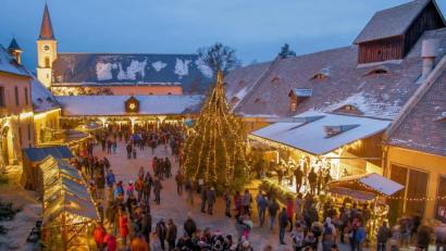 Archivbild: bsc
Der Friedenfelser Weihnachtsmarkt im historischen Ökonomiehof lockte alle Jahre viele Besucher an. In diesem Jahr entfällt wegen der Corona-Pandemie der Lichterzauber.