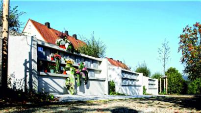 Bild: njn
Die Friedhofsgebühren steigen. Grund sind die Kosten für die Urnenwand auf dem Erbendorfer Gottesacker.
