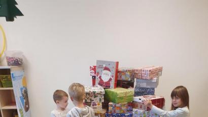Bild:  Janette Toma
Die Kinder sind stolz auf ihre Päckchen. So mancher kleine Schatz macht sich auf die Reise, um einem anderen Kind Freude zu bereiten.