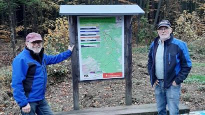 Bild: is
Hans Forster (rechts) und Bernhard Riedl sowie ihre Kollegen von der DJK-Skiabteilung freuen sich über die neuen Übersichtstafeln mit den Loipenplänen für das Gebiet zwischen Pressath und dem Hessenreuther Berg.