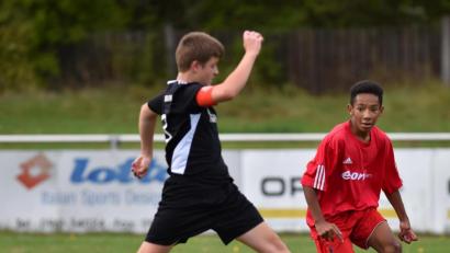 Bild: A. Schwarzmeier
Die C-Junioren der SpVgg SV Weiden (rechts Jamario Carswell) verfügen in der Bayernliga über eine ausgeglichene Bilanz von je 2 Siegen und Niederlagen.